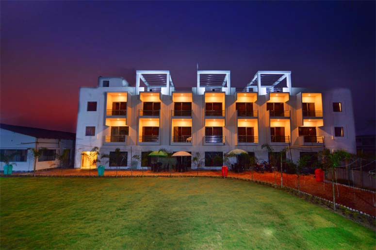 LA MACAW RESORT,   TAJPUR