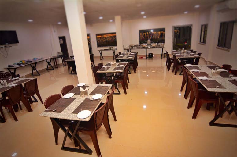 LA MACAW RESORT,   TAJPUR