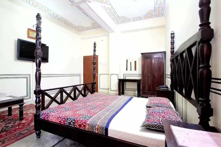 HOTEL RAGHURAJ PALACE