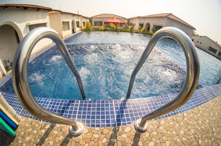 LA MACAW RESORT,   TAJPUR