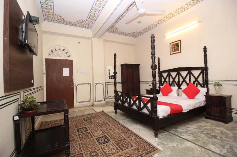 HOTEL RAGHURAJ PALACE