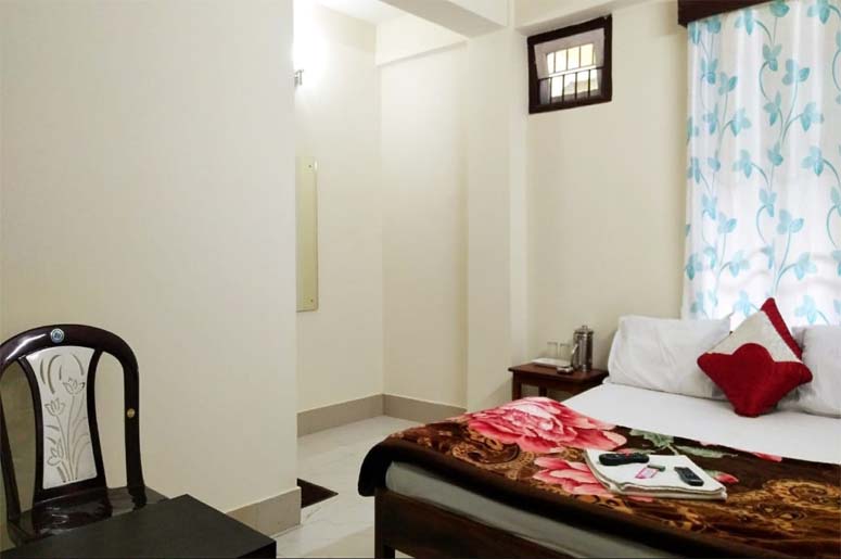 HOTEL PINE LEAF